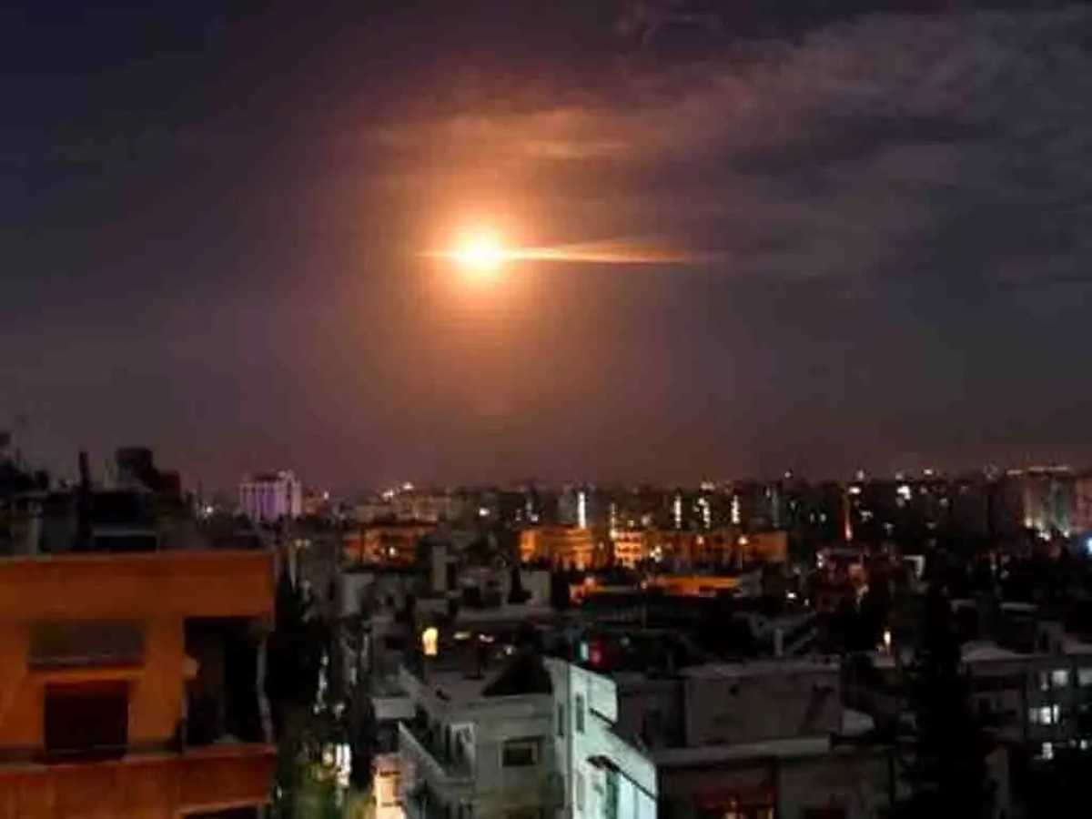 सीरियाई वायु रक्षा ने दमिश्क के ऊपर मार गिराई इजरायली मिसाइल